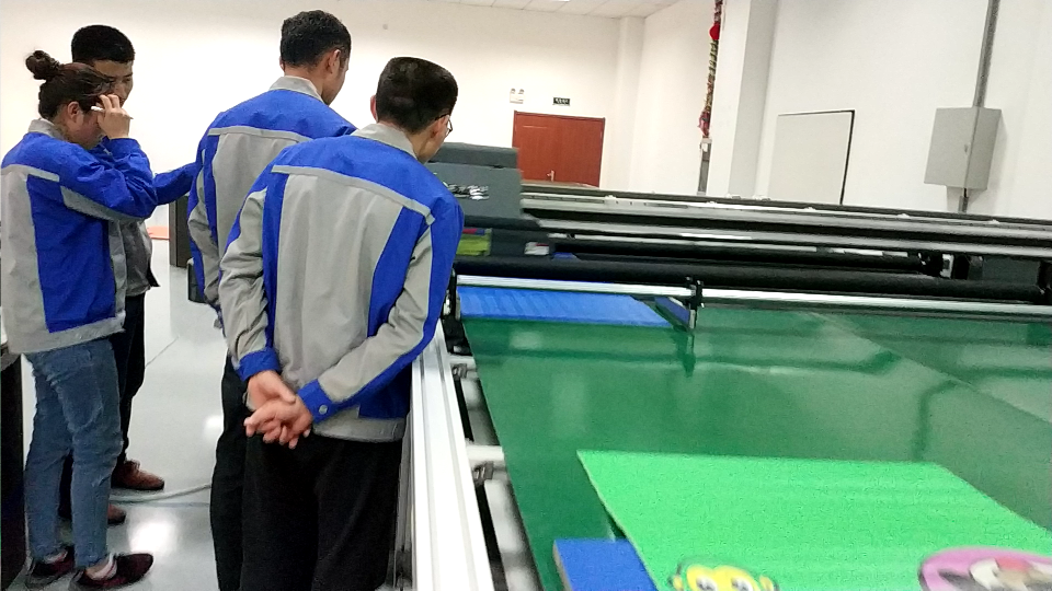 標(biāo)識牌UV打印機(jī)與其他印刷機(jī)有什么不一樣